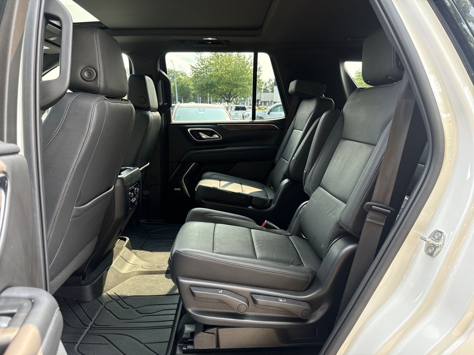 Used 2022 Chevrolet Tahoe Z71 w/ Luxury Package AWD/4WD image 23