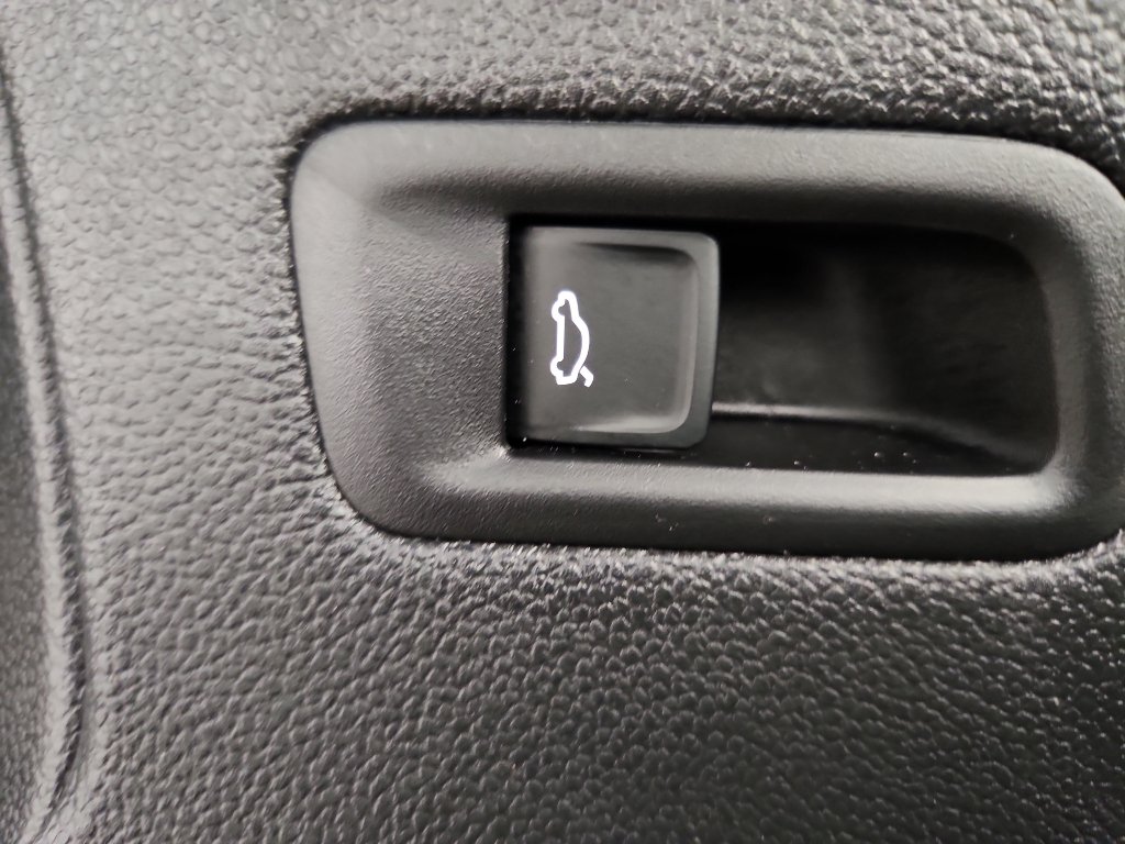 Certified 2025 Volkswagen Atlas Cross Sport SEL image 10