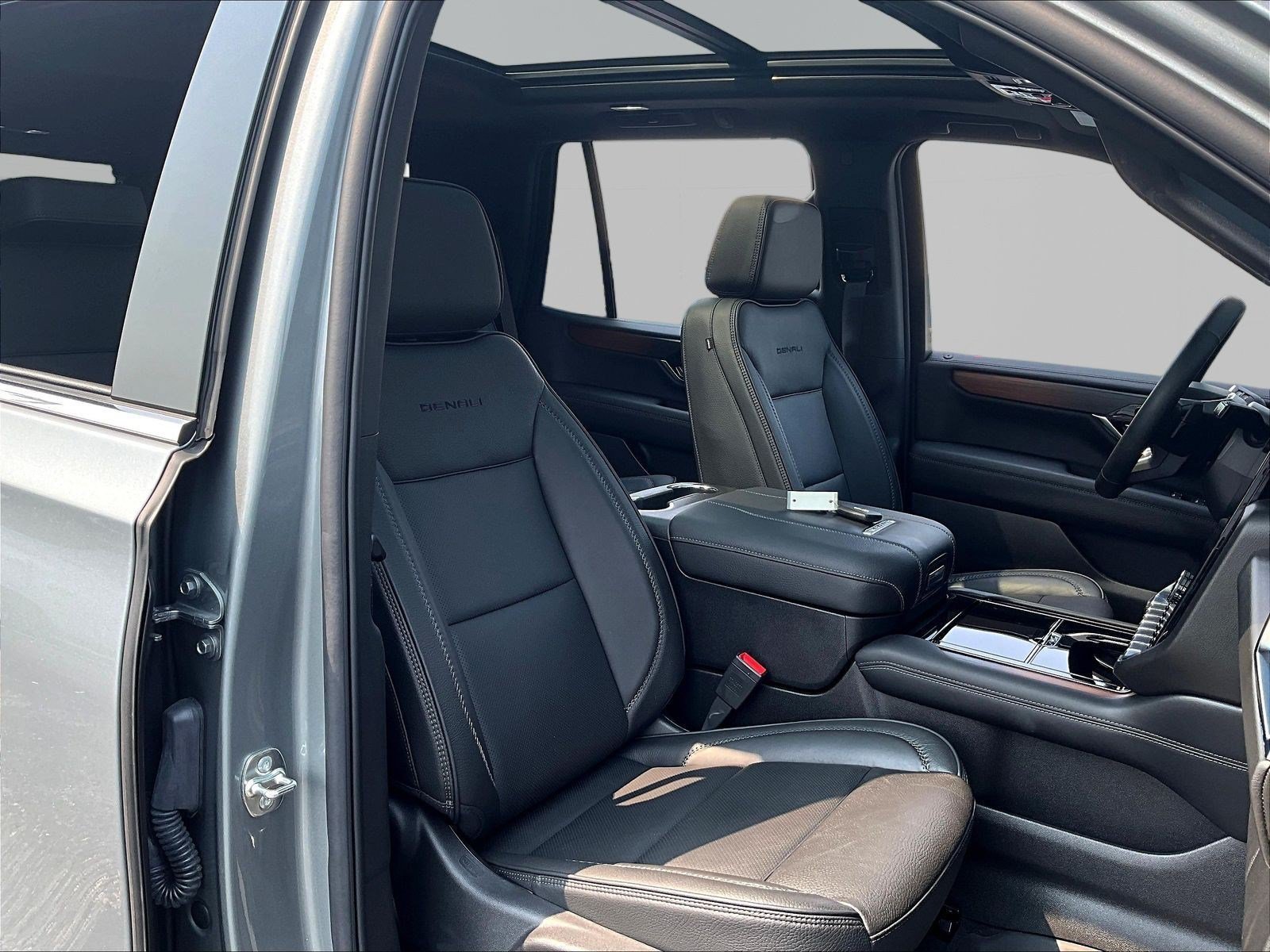 Used 2026 GMC Yukon Denali w/ Sun & Power Step Package AWD/4WD image 29