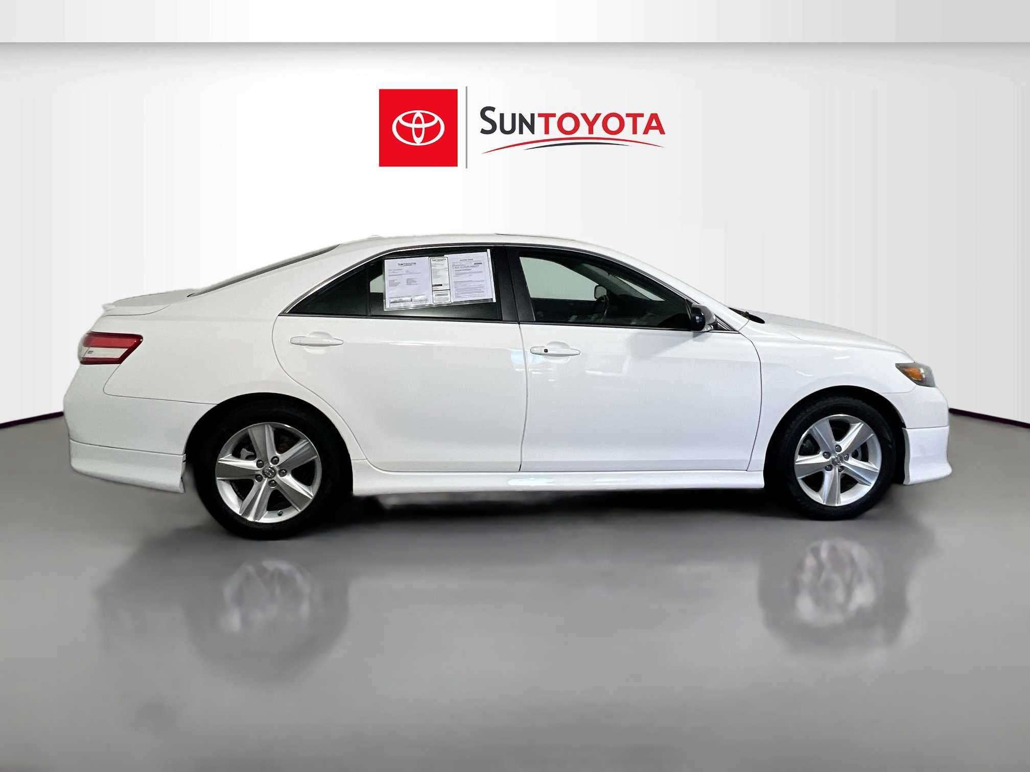 Used 2010 Toyota Camry SE image 2