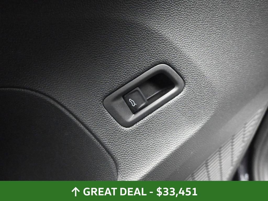 Used 2025 Volkswagen Atlas SE image 32