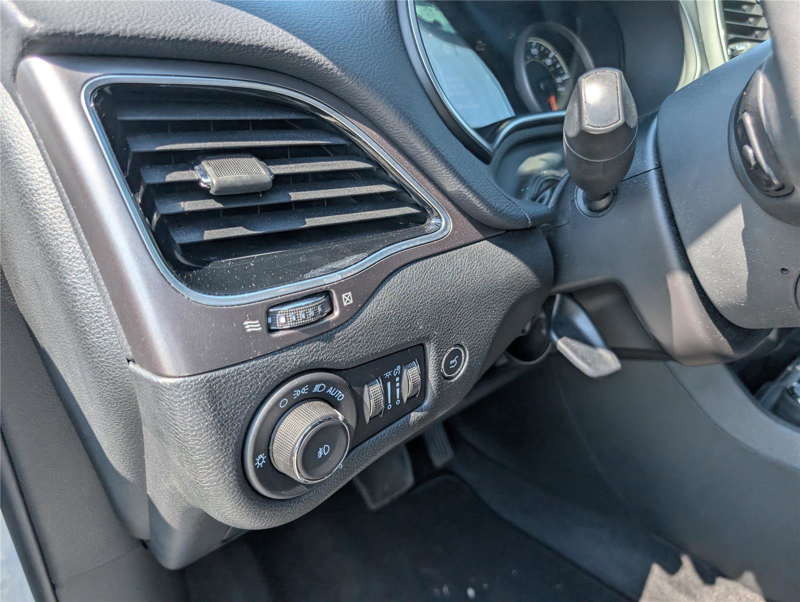 Used 2021 Jeep Cherokee Limited AWD/4WD image 19