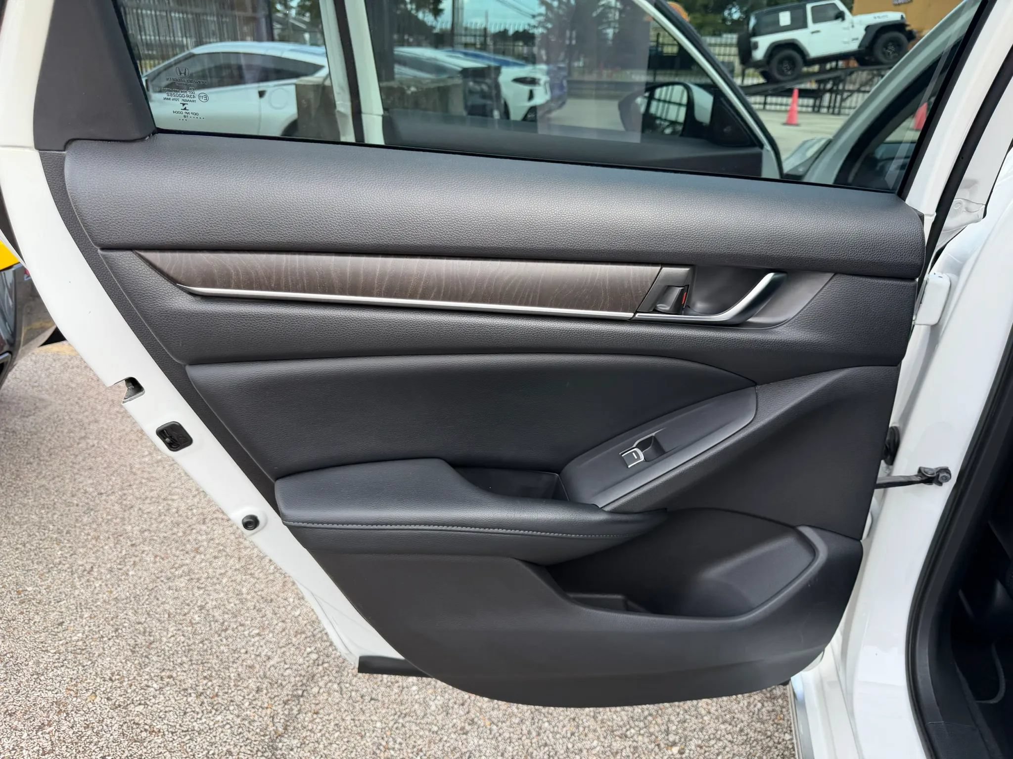 Used 2018 Honda Accord EX-L image 23