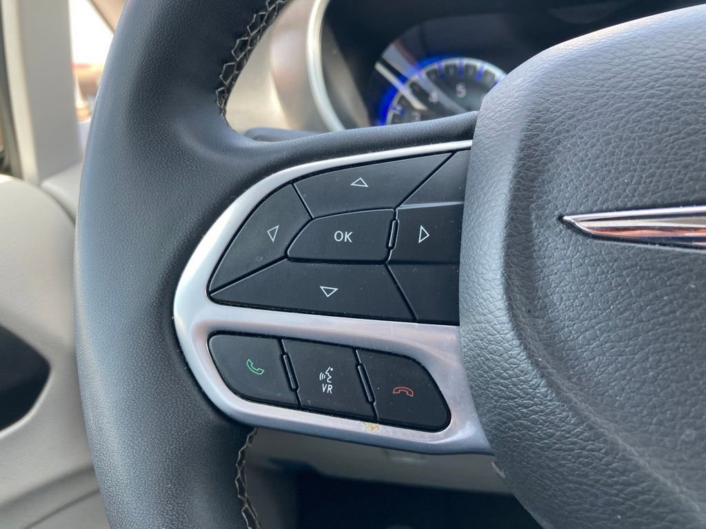 Used 2024 Chrysler Pacifica Touring-L image 14