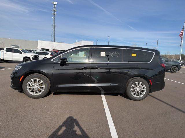 Certified 2026 Chrysler Pacifica Limited FWD image 2