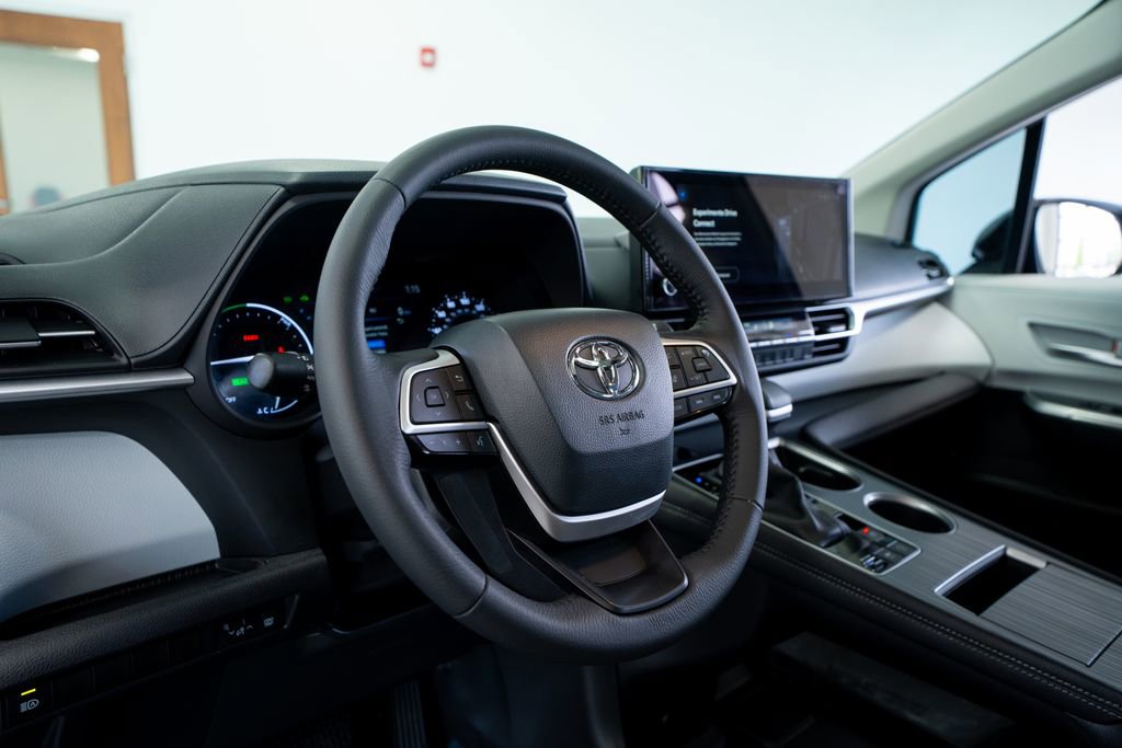 Used 2025 Toyota Sienna XLE image 25