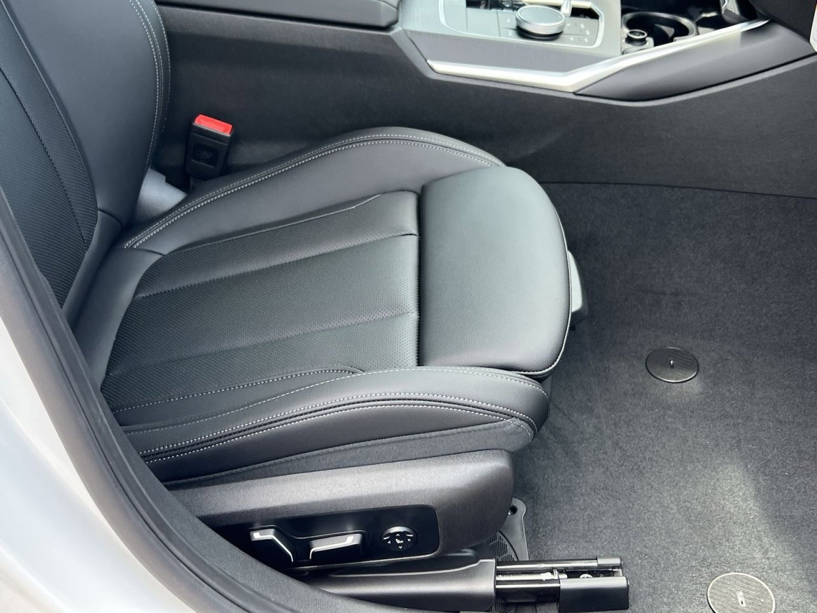 Certified 2025 BMW 330i xDrive Sedan w/ Premium Package image 27