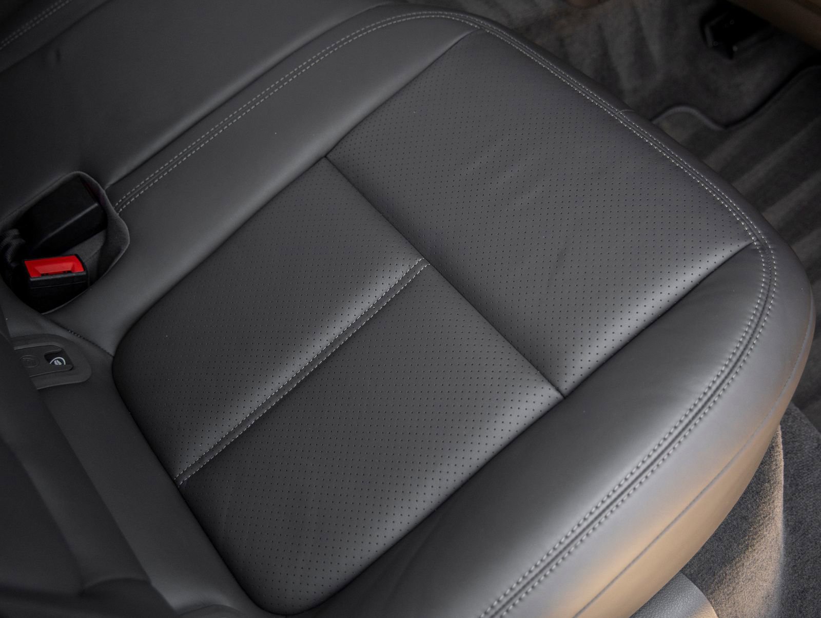 Certified 2022 Porsche Macan AWD/4WD image 40