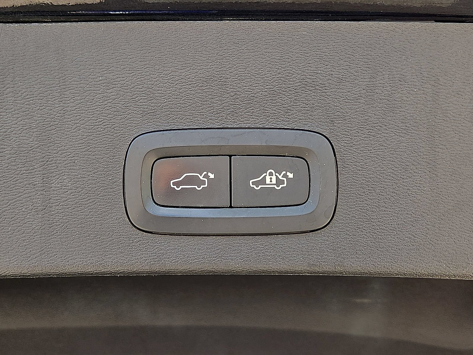 Used 2024 Volvo XC40 B5 Plus AWD/4WD image 14