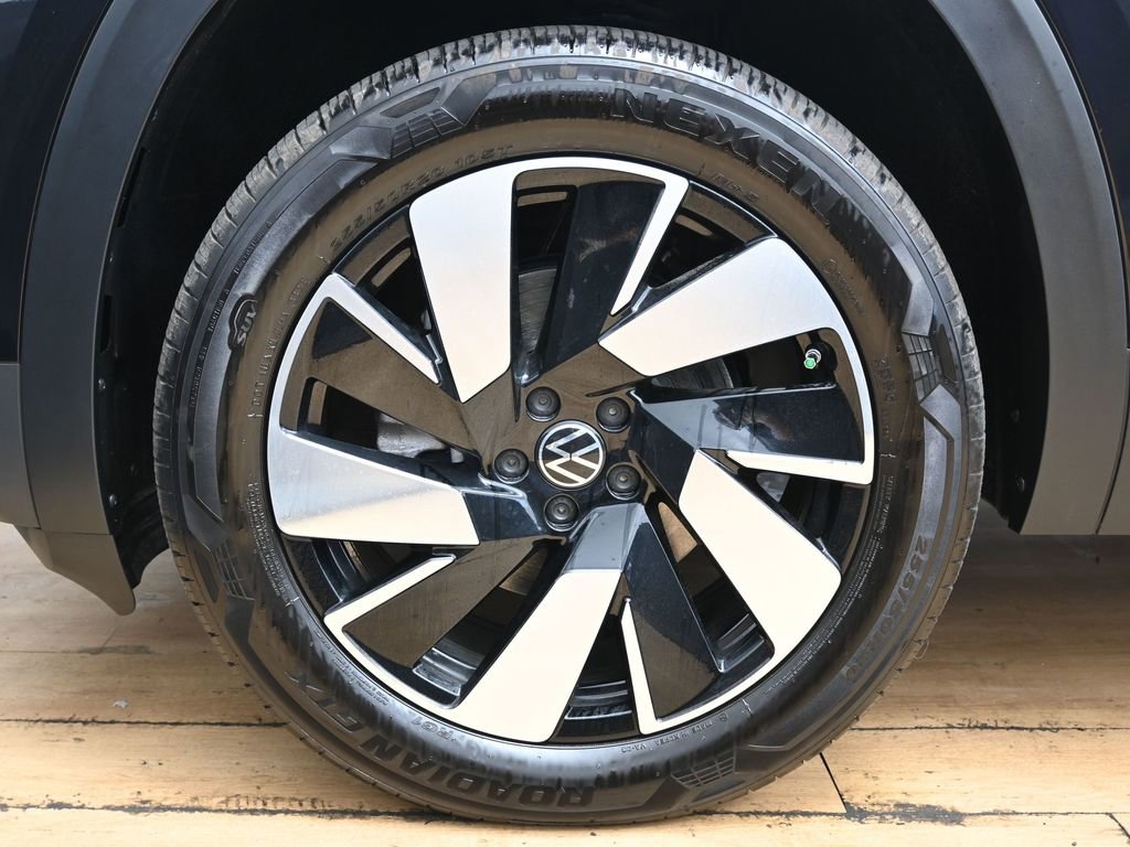 Used 2024 Volkswagen Atlas Cross Sport SE w/ Panoramic Sunroof Package FWD image 12
