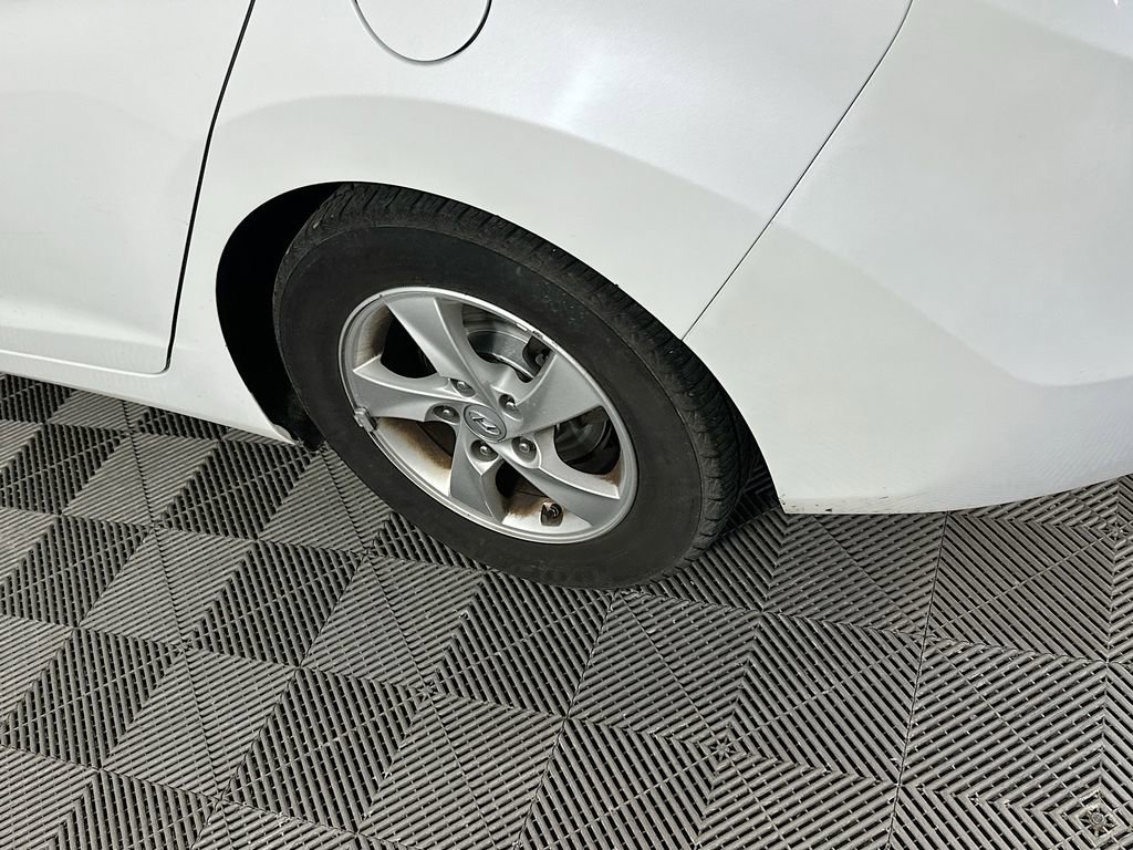 Used 2015 Hyundai Elantra SE image 34