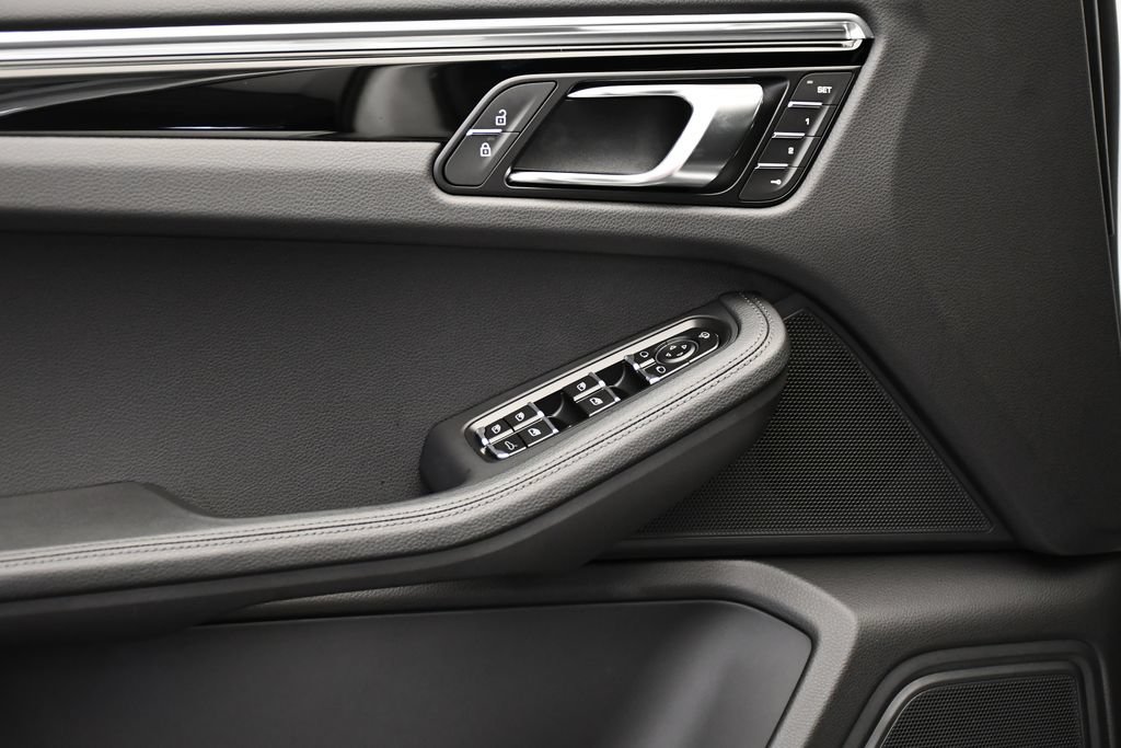 Certified 2026 Porsche Macan Turbo AWD/4WD image 35