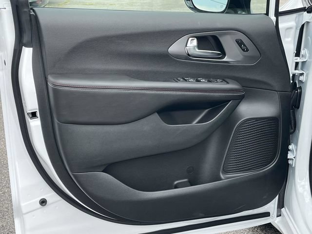 New 2027 Chrysler Pacifica Select FWD image 11