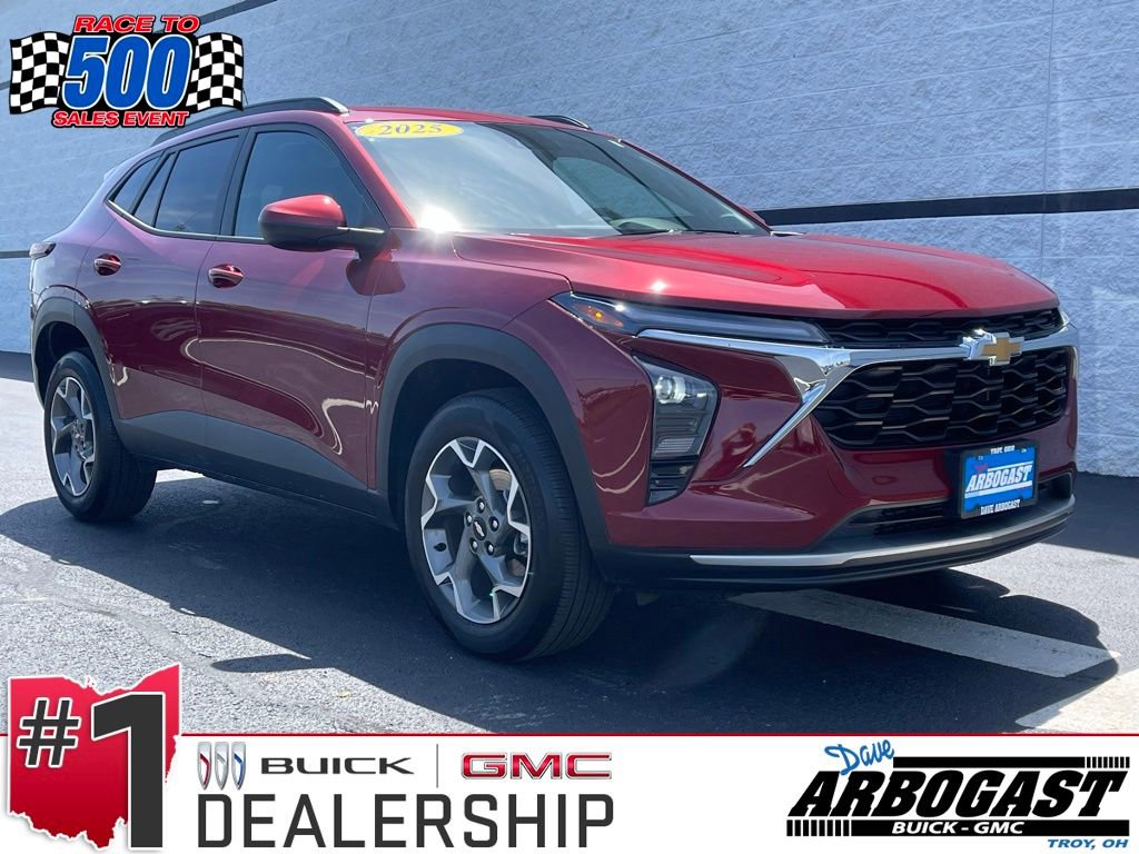 Used 2025 Chevrolet Trax LT FWD image 1