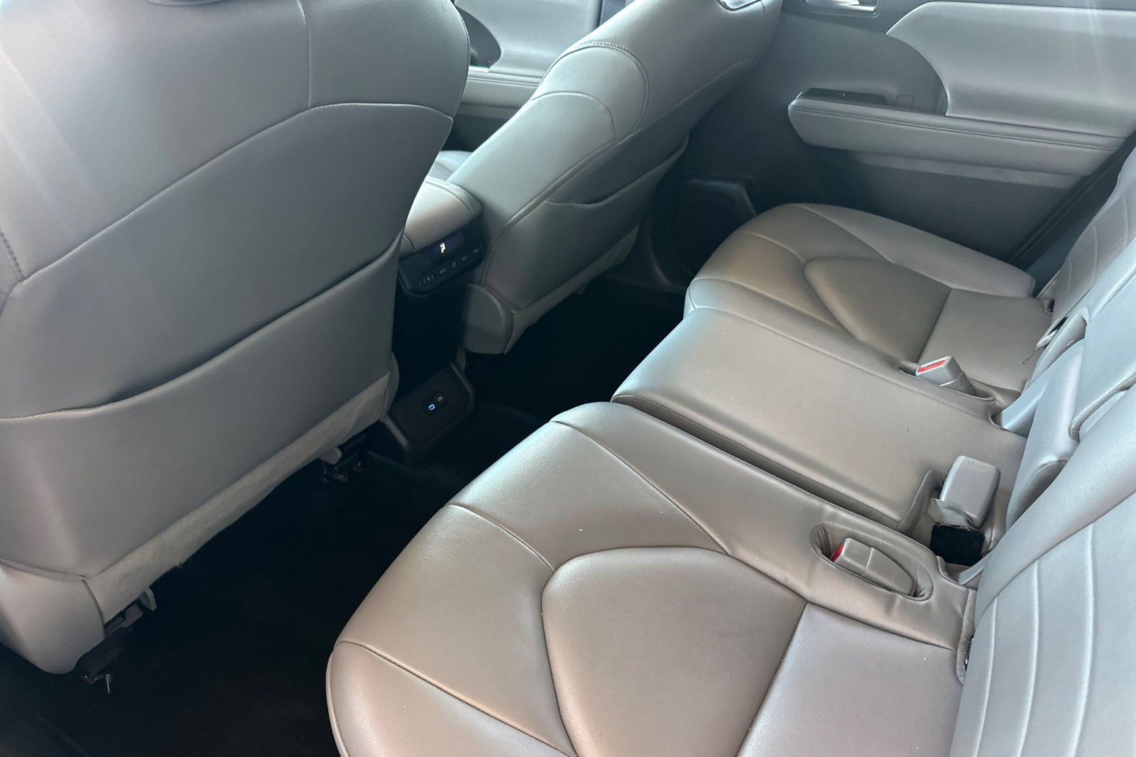 Used 2022 Toyota Highlander XLE AWD/4WD image 14