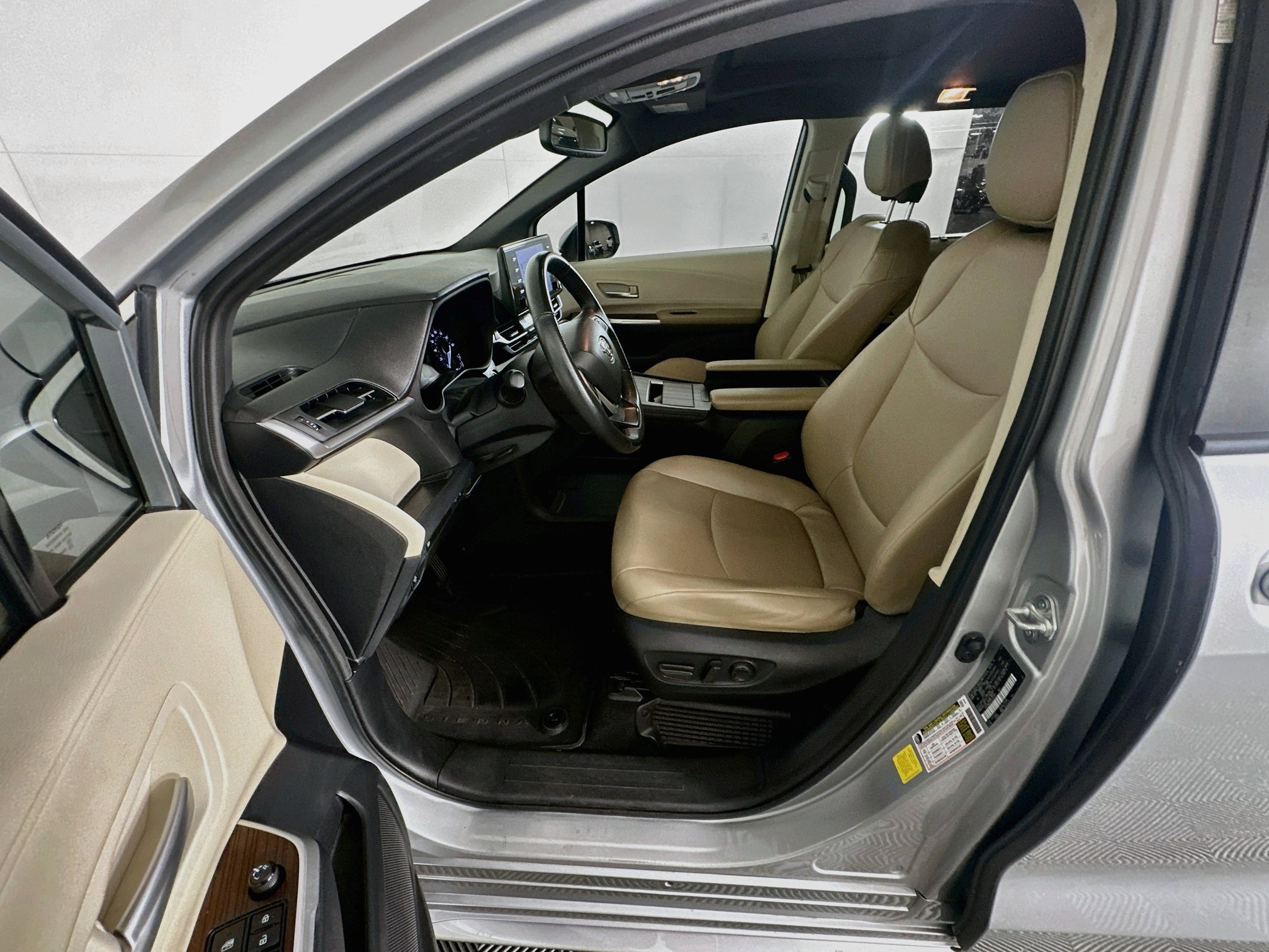 Used 2023 Toyota Sienna XLE FWD image 13