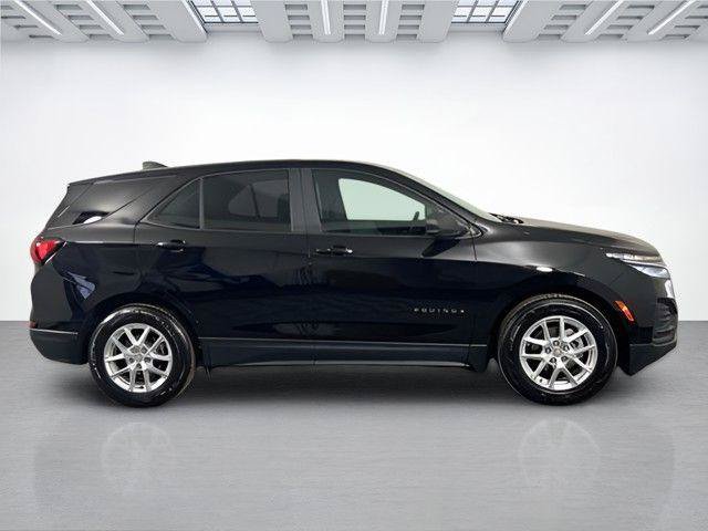 Used 2022 Chevrolet Equinox LS w/ LS Convenience Package FWD image 2