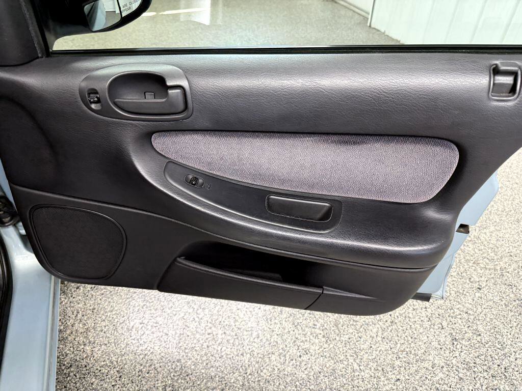 Used 2002 Chrysler Sebring LX image 28