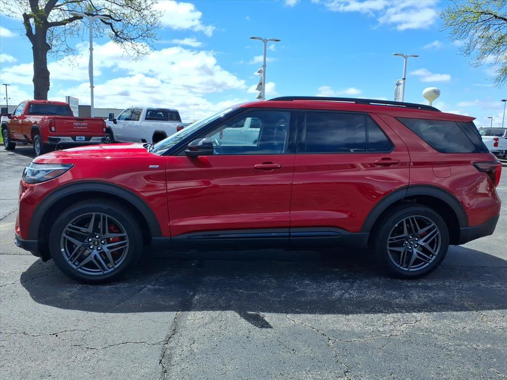 Used 2025 Ford Explorer ST-Line w/ ST-Line Street Pack AWD/4WD image 4