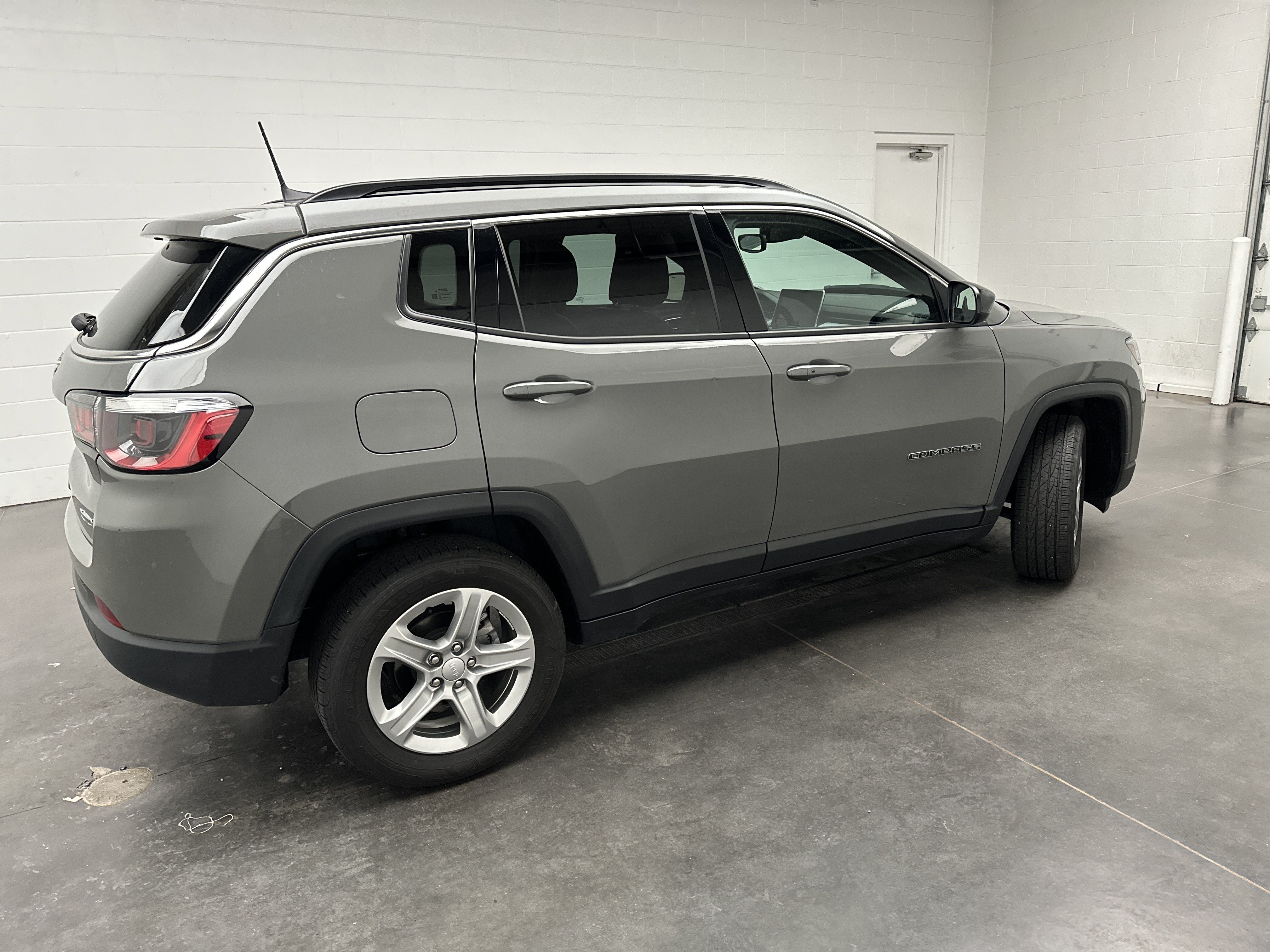 Used 2023 Jeep Compass Latitude AWD/4WD image 9
