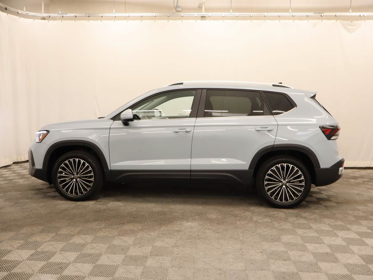 New 2026 Volkswagen Taos SE FWD image 2