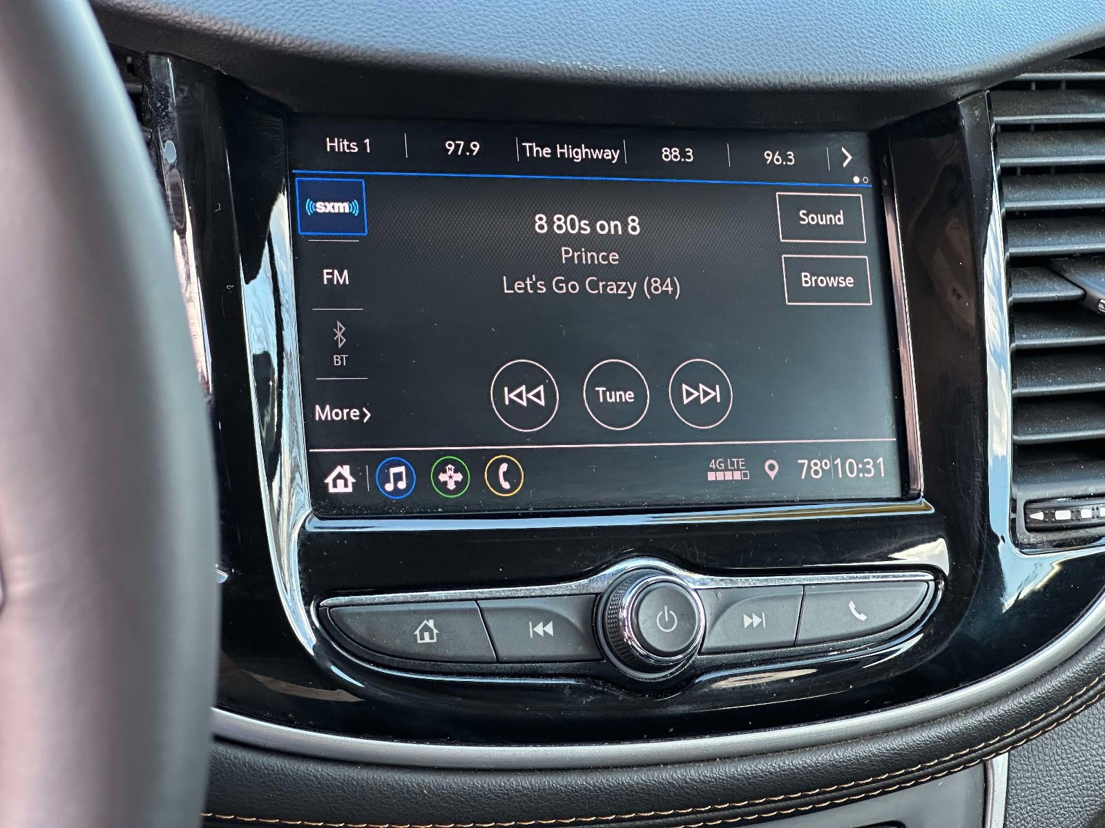 Used 2022 Chevrolet Trax LT w/ Midnight Edition image 29