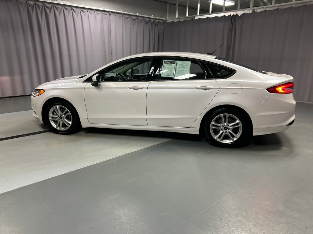 Used 2018 Ford Fusion SE w/ Fusion SE Technology Package image 4