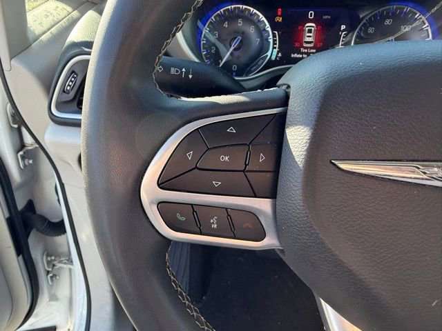 Used 2022 Chrysler Pacifica Touring-L image 12