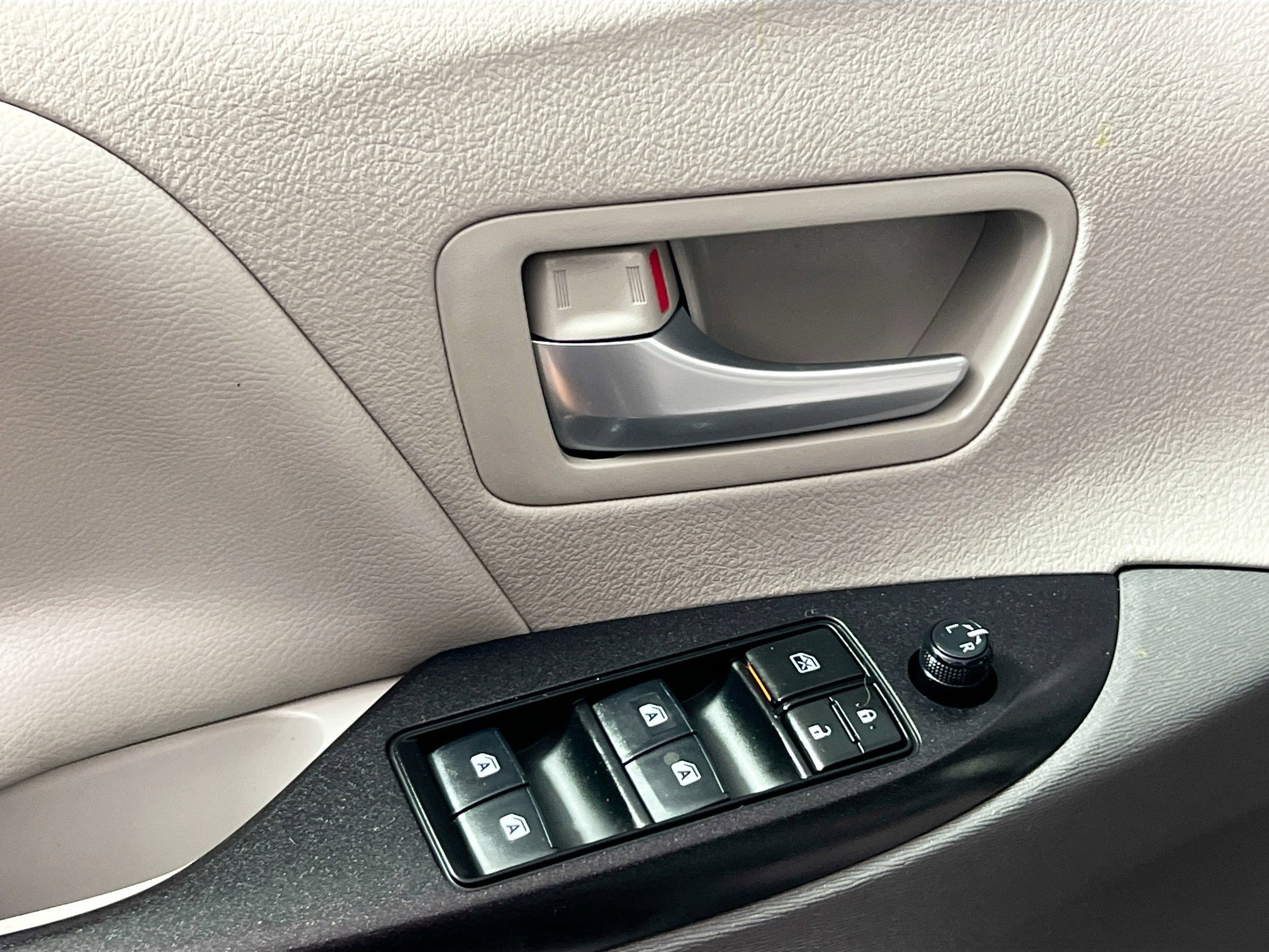 Used 2018 Toyota Sienna LE image 16