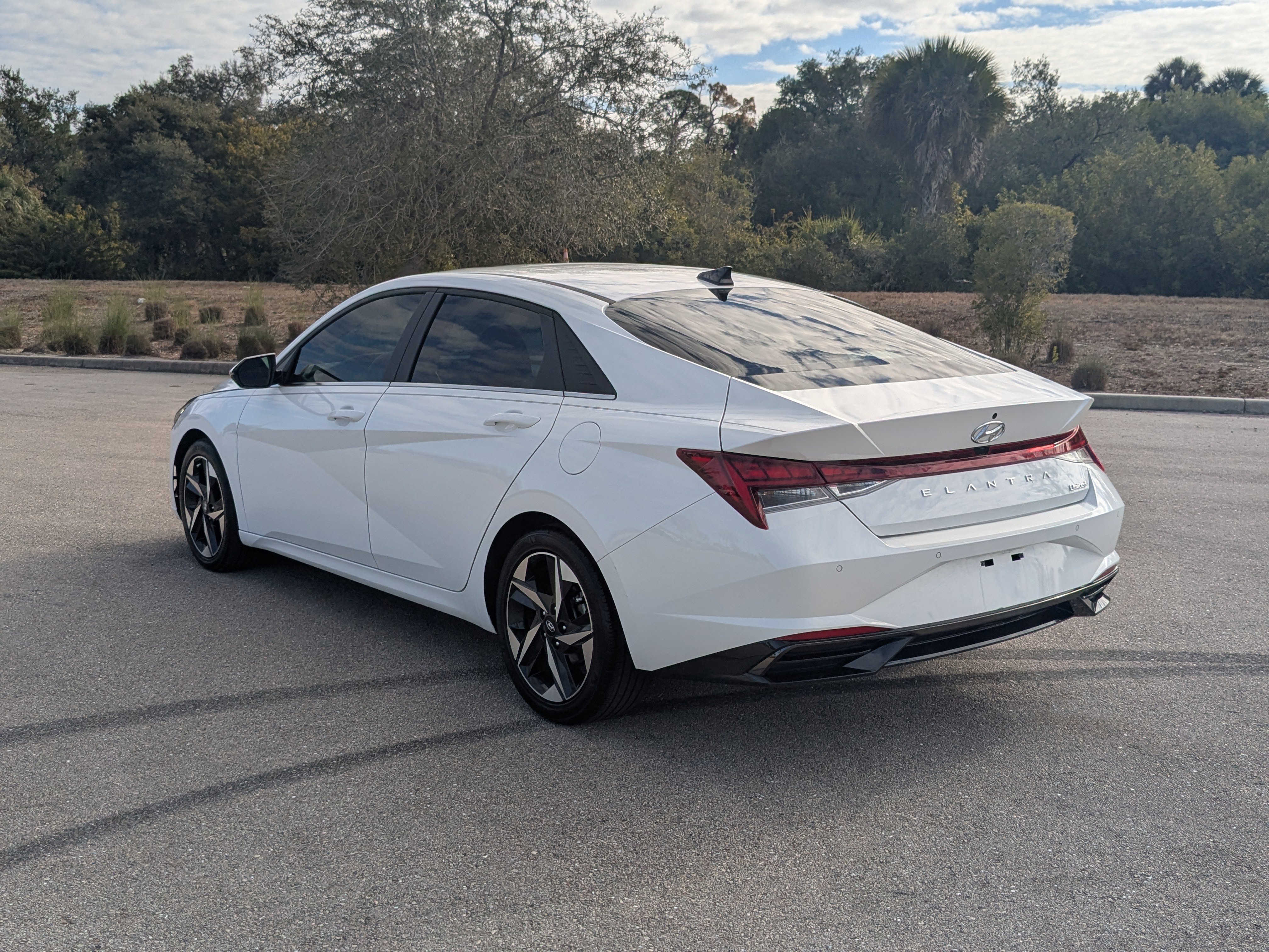 Used 2023 Hyundai Elantra Limited image 7