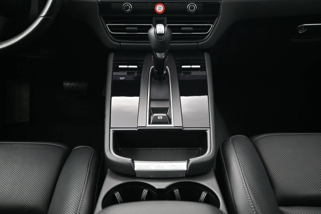 Certified 2024 Porsche Macan AWD/4WD image 10