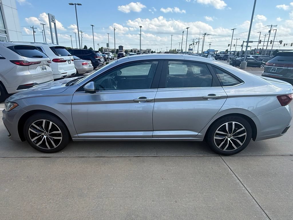 Used 2025 Volkswagen Jetta SE FWD image 4