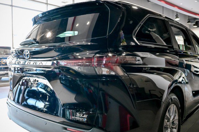 Used 2023 Toyota Sienna XLE FWD image 11