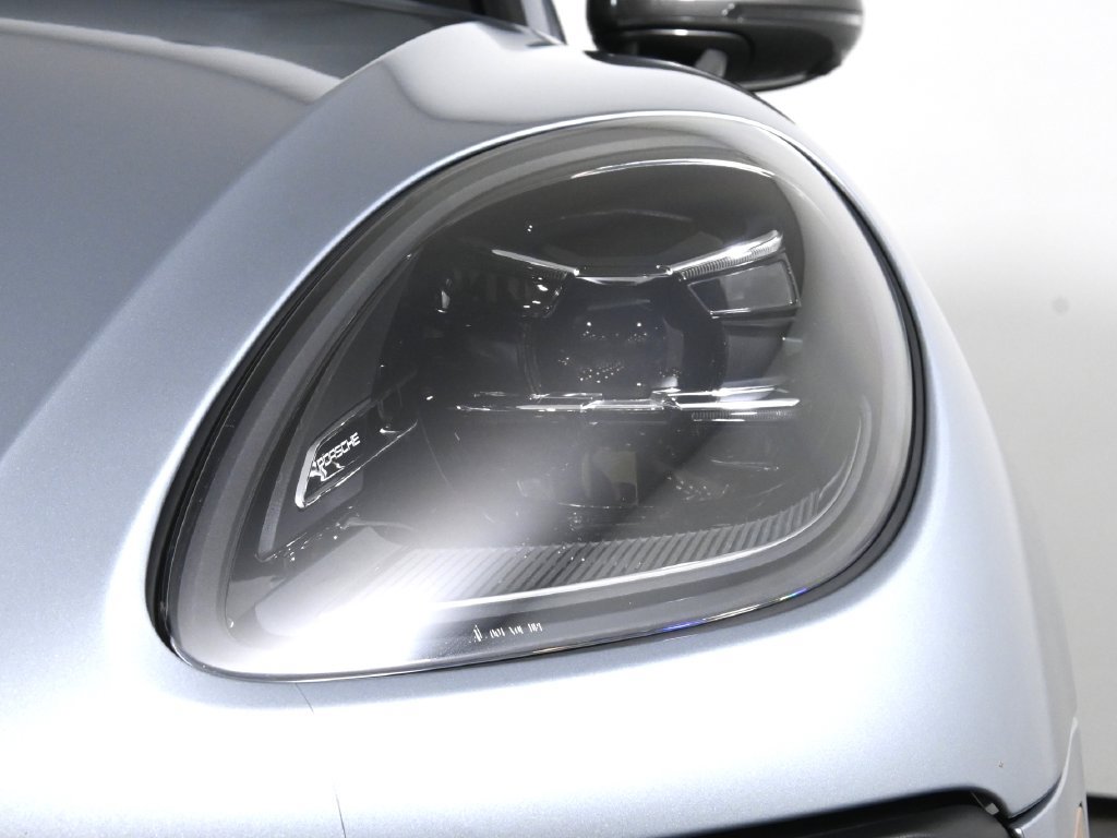 Used 2025 Porsche Macan Turbo AWD/4WD image 11