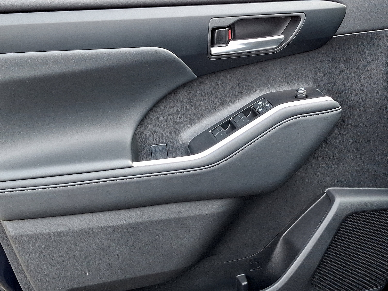 Certified 2025 Toyota Highlander XLE image 13