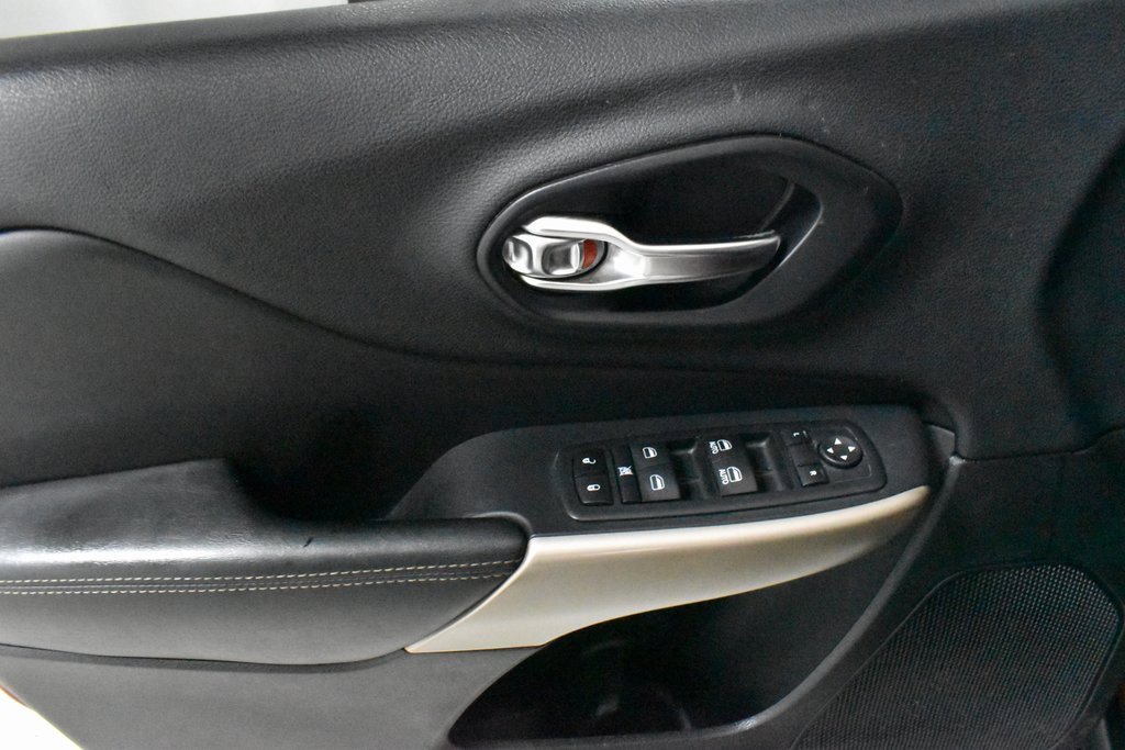 Used 2017 Jeep Cherokee Limited image 19