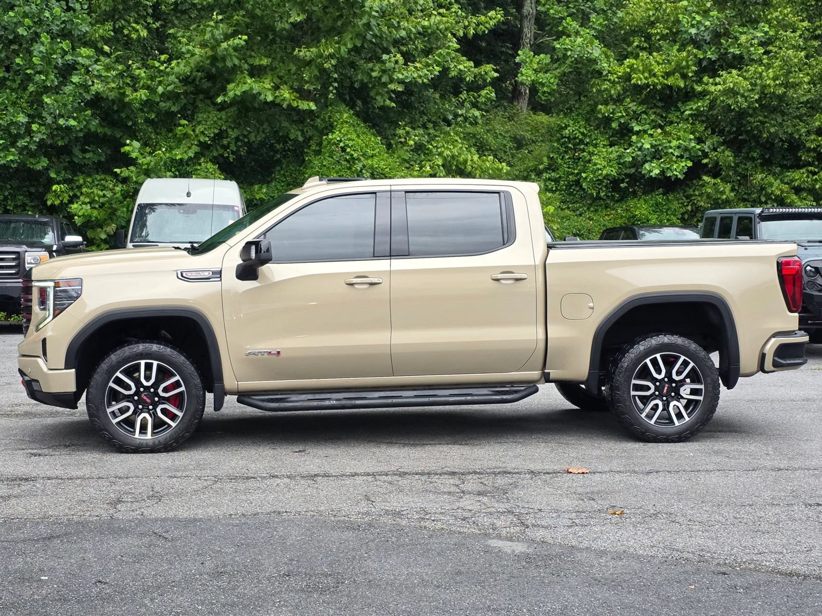 Used 2022 GMC Sierra 1500 AT4 w/ AT4 Premium Package AWD/4WD image 4