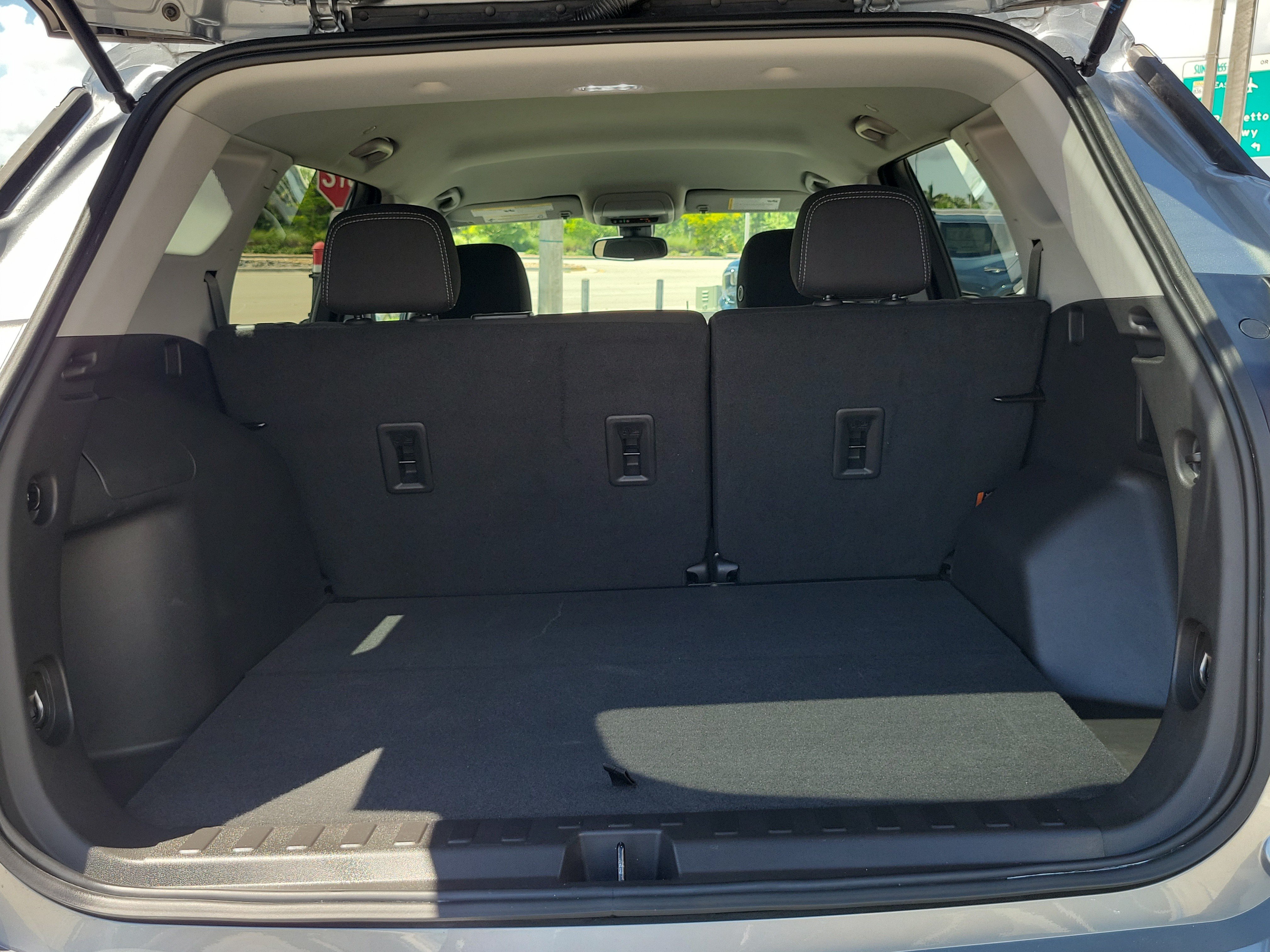 Used 2024 GMC Terrain SLE w/ Driver Convenience Package FWD image 16