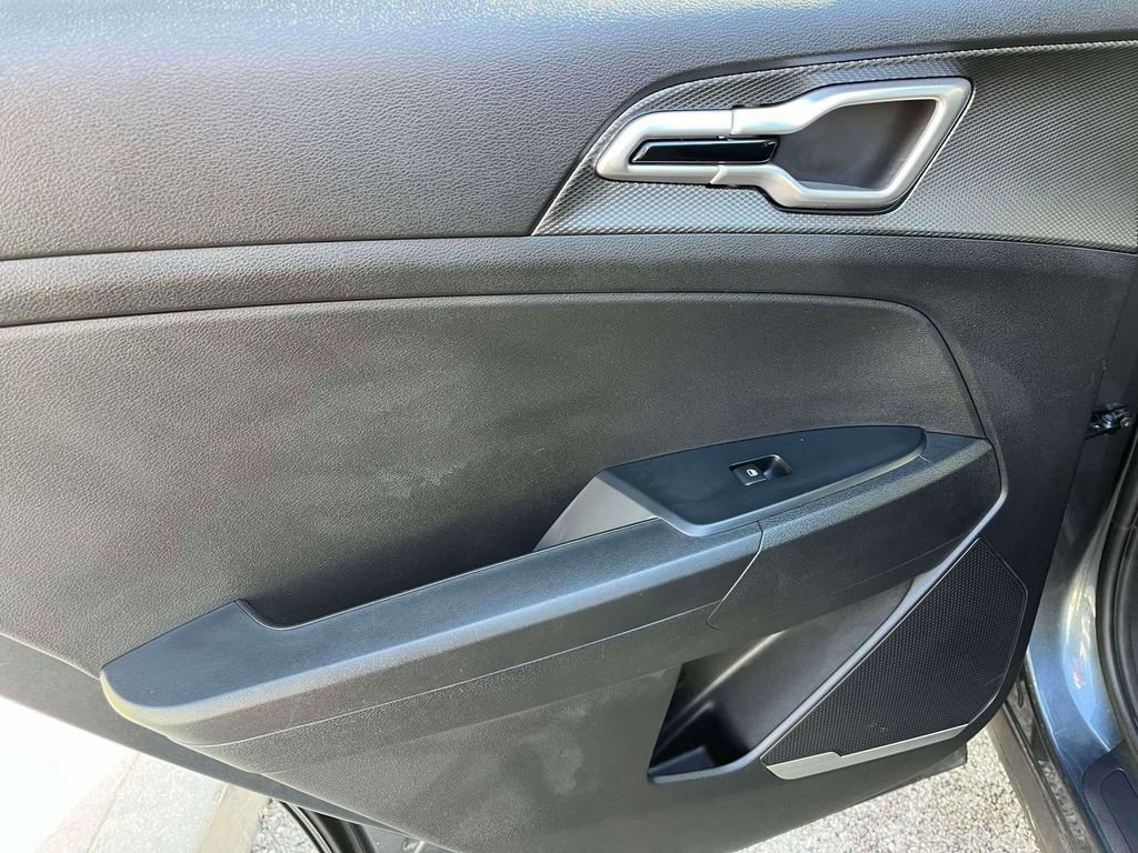 Used 2025 Kia Sportage LX image 5