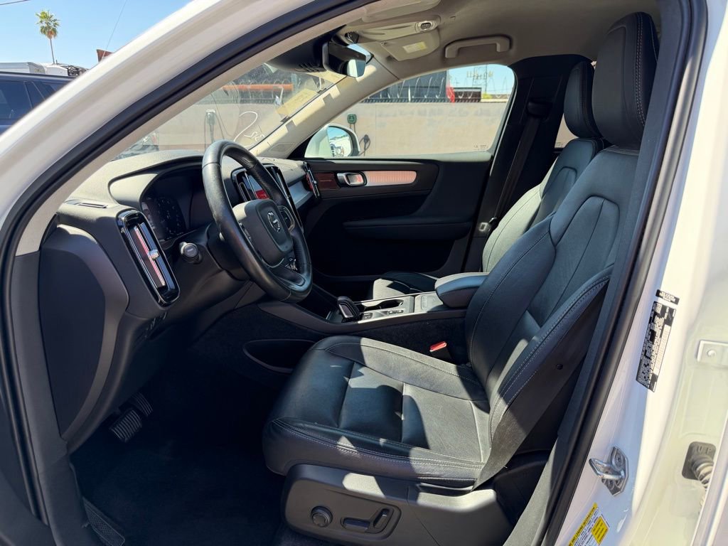 Used 2021 Volvo XC40 T5 Momentum image 8