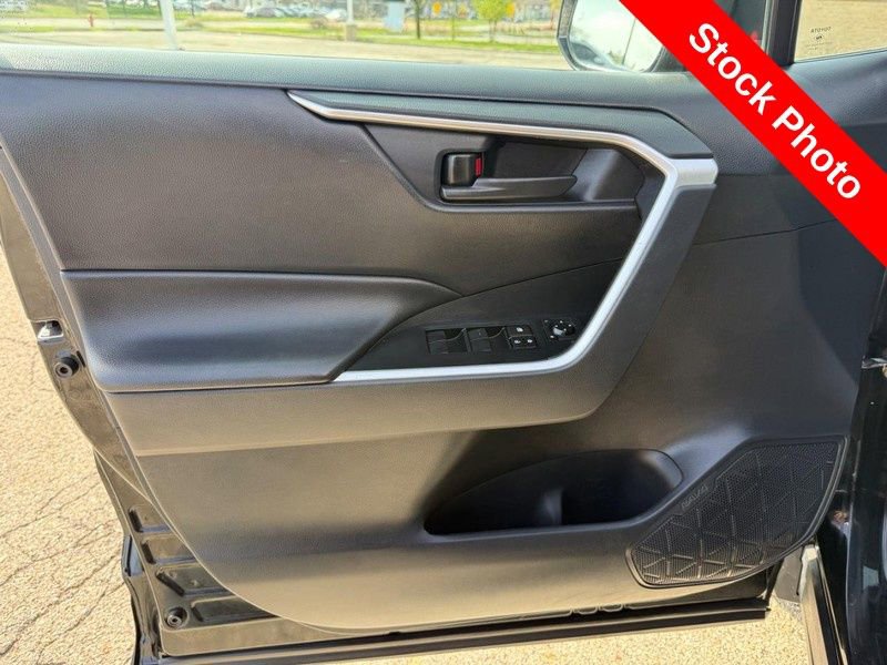 Used 2019 Toyota RAV4 LE AWD/4WD image 19