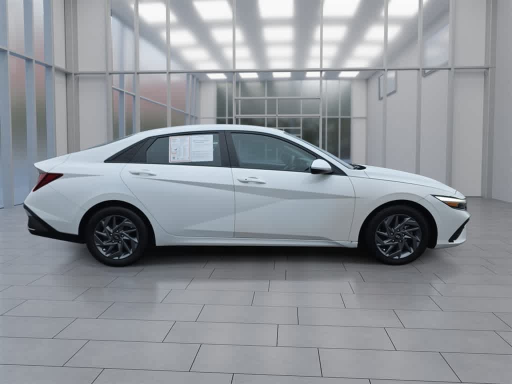 Used 2024 Hyundai Elantra SEL FWD image 2