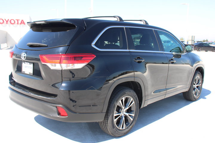 Used 2018 Toyota Highlander LE w/ Carpet Mat Package (TMS) image 3