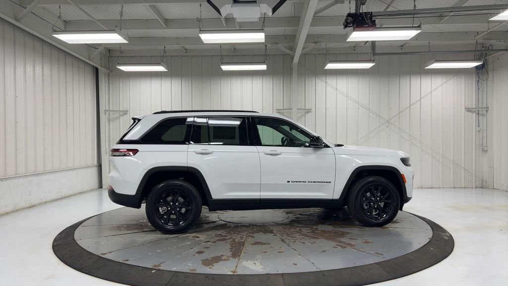 New 2026 Jeep Grand Cherokee 4WD image 9
