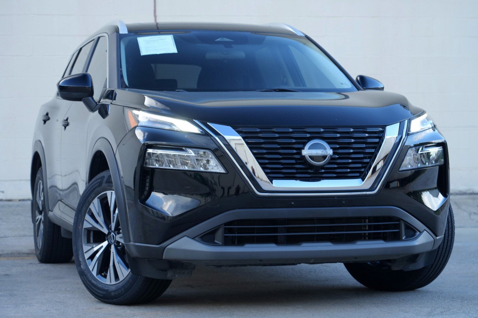 Used 2023 Nissan Rogue SV w/ SV Premium B Package FWD image 2