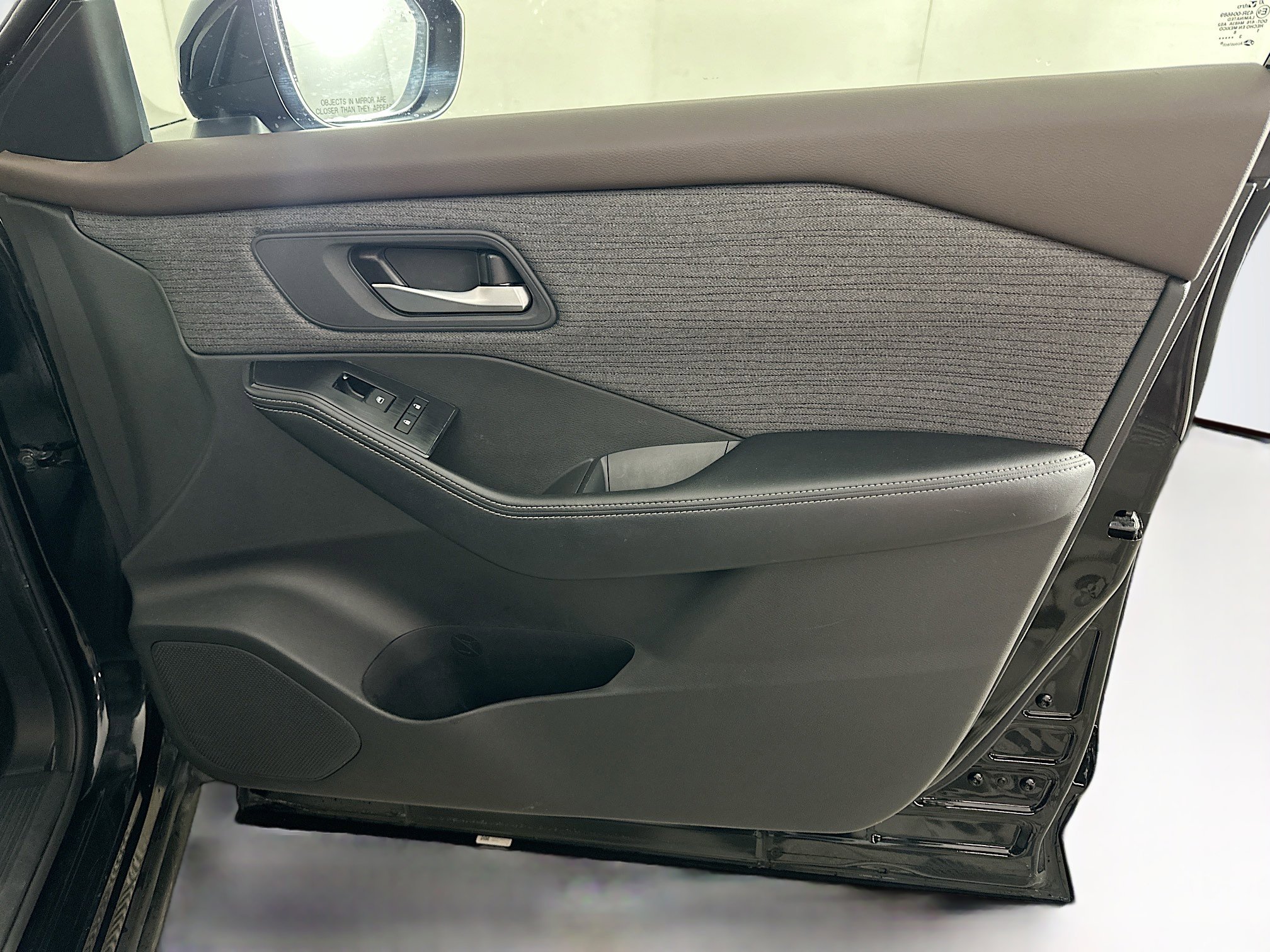 Used 2023 Nissan Rogue SV image 31