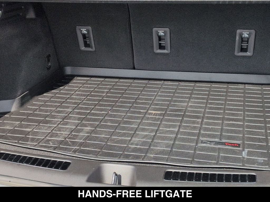 Used 2023 Cadillac XT4 Premium Luxury w/ Cold Weather Package image 5