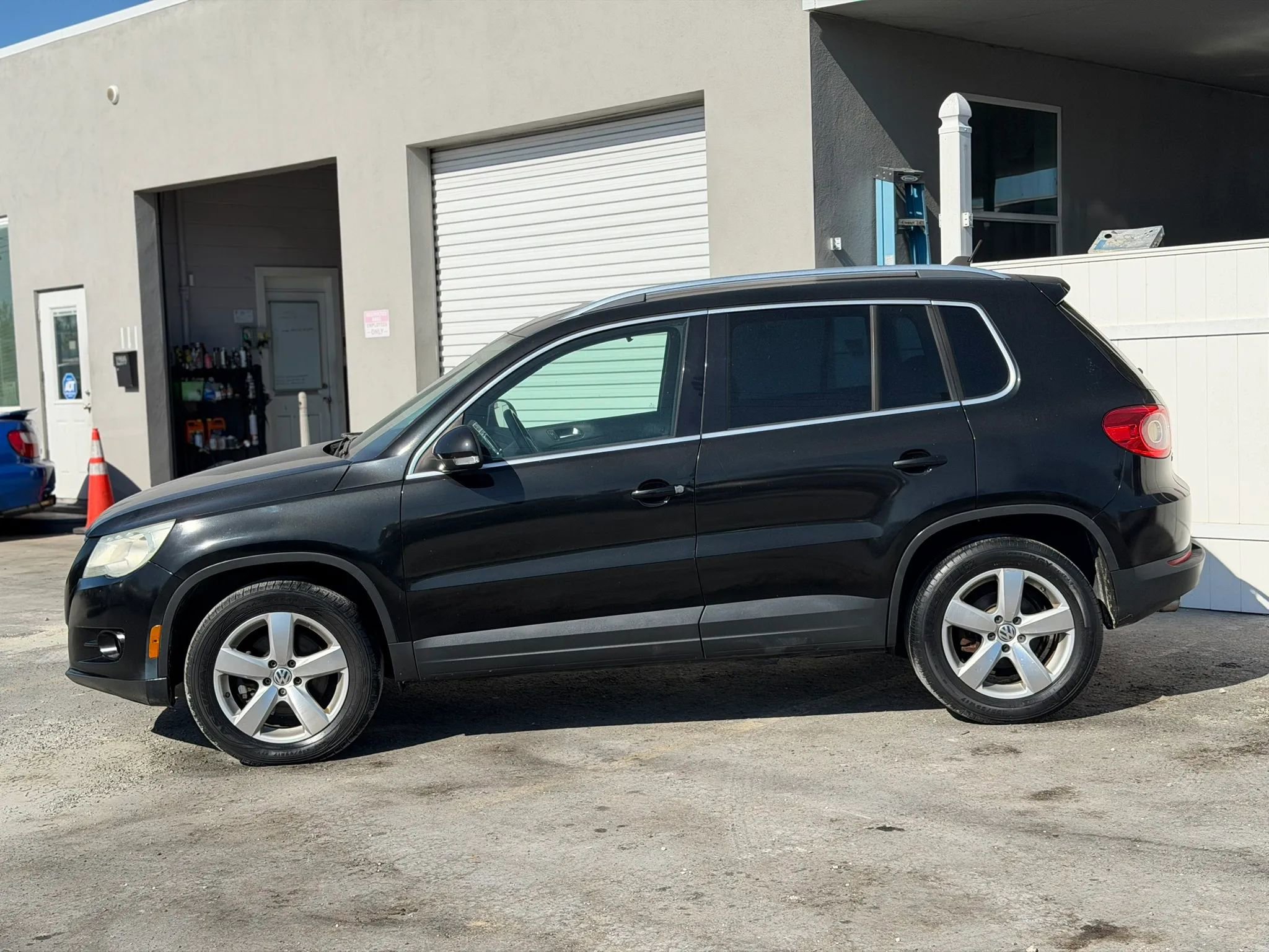 Used 2010 Volkswagen Tiguan S FWD image 2
