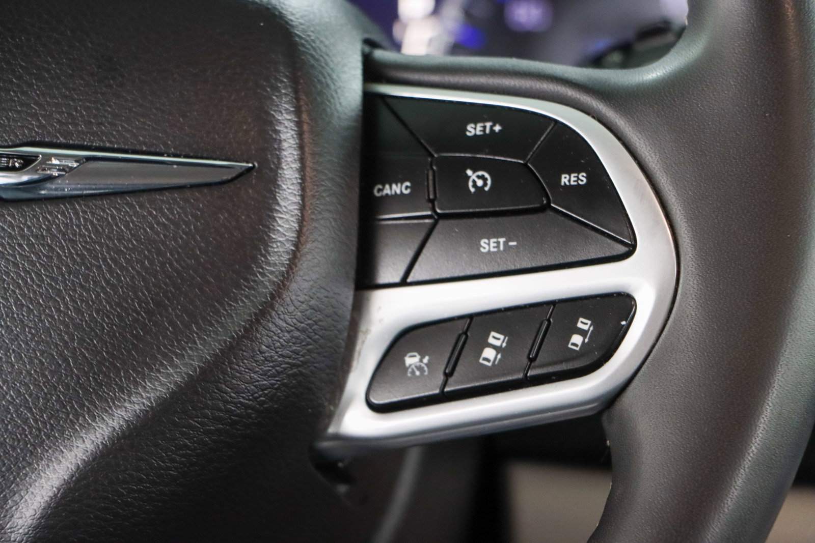 Used 2023 Chrysler Pacifica Touring-L image 14