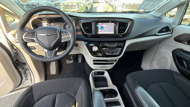 Used 2023 Chrysler Voyager LX FWD image 15